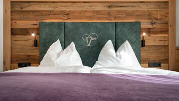 Habitació doble, 1 llit doble, balcó, vistes a la muntanya | Roba de llit d'alta qualitat, caixa forta a l'habitació i escriptori