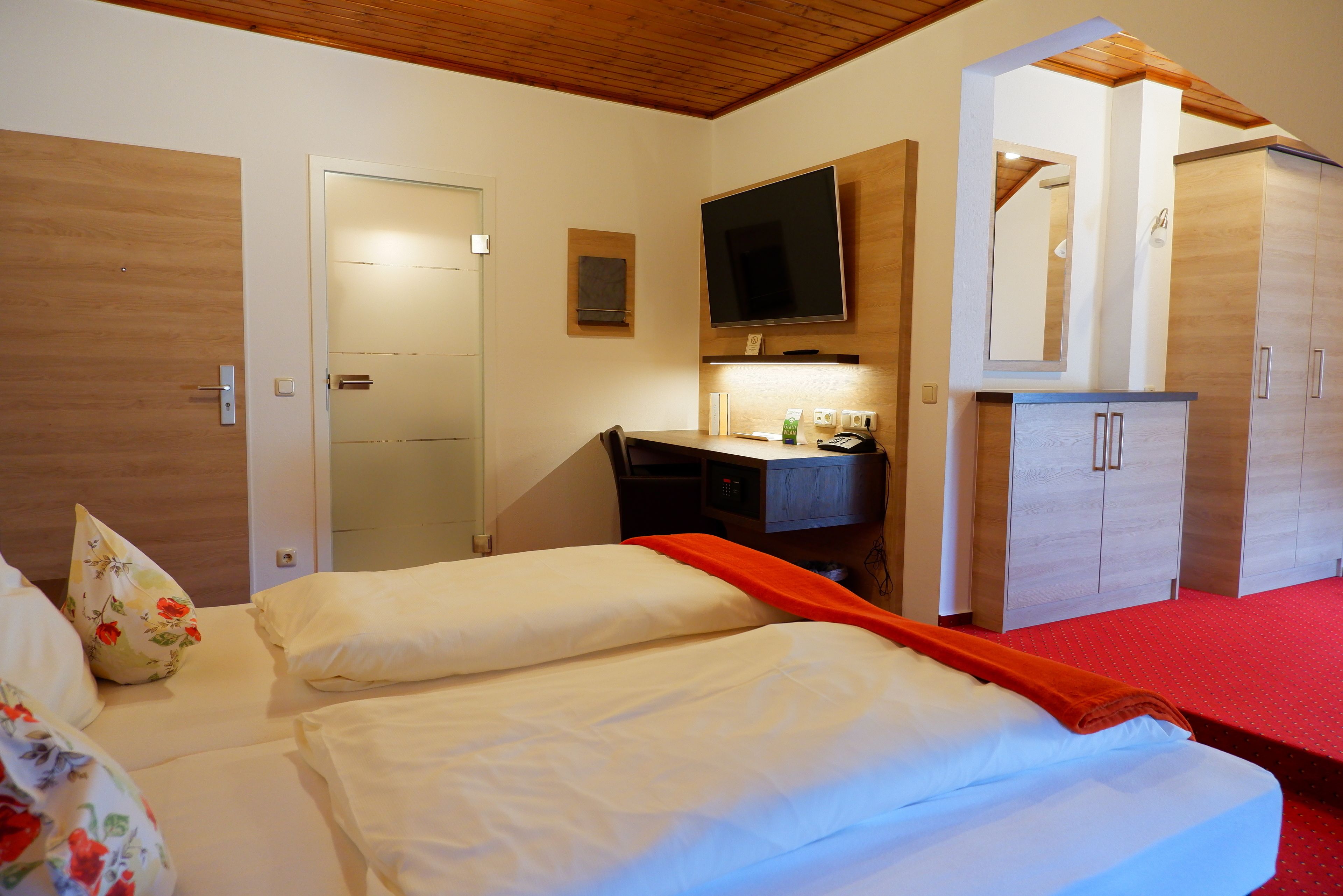 standard double room | 1 bedroom, hypo-allergenic bedding, in-room safe, desk