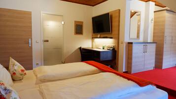 Standard Double Room | Hypo-allergenic bedding, in-room safe, desk, laptop workspace