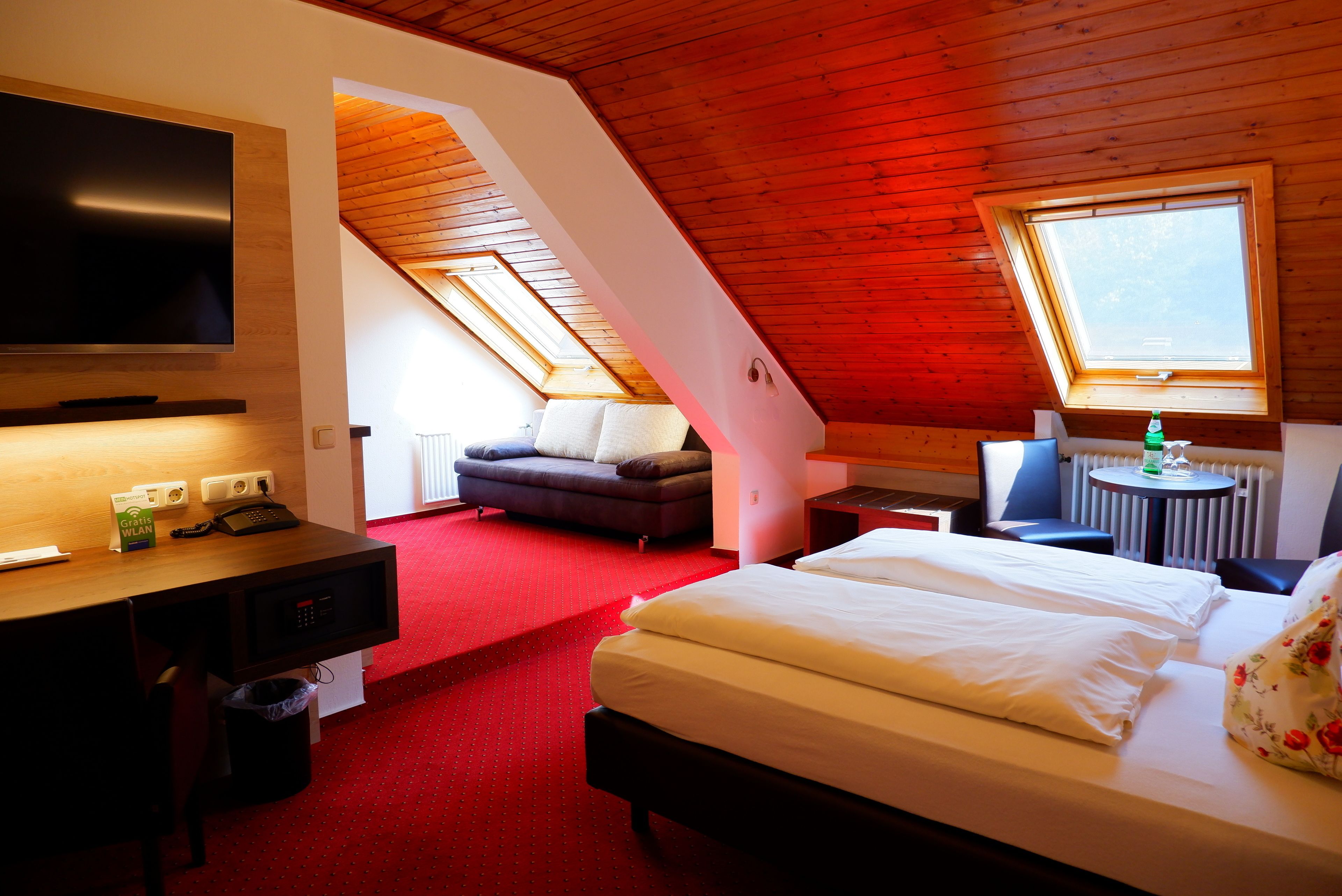 quadruple room | 1 bedroom, hypo-allergenic bedding, in-room safe, desk