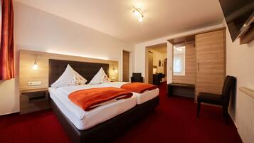 Dreibettzimmer | Allergikerbettwaren, Zimmersafe, Schreibtisch