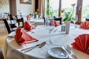 Breakfast and dinner served, Regional cuisine - Hotel Schoos (Fleringen)