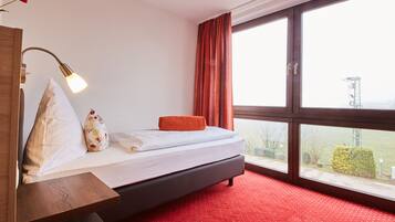 Comfort-Einzelzimmer | Allergikerbettwaren, Zimmersafe, Schreibtisch