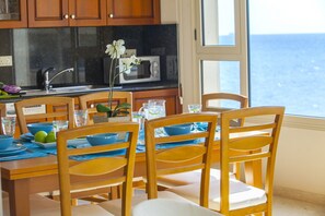Appartement, 3 chambres | Repas dans la chambre