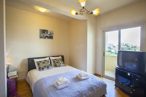 Apartamento, 3 quartos | 3 quartos, cofres nos quartos, ferros/tábuas de passar roupa