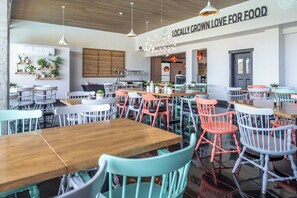 Petit déjeuner, déjeuner et dîner servis sur place