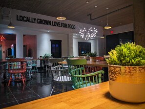 Sarapan, makan tengah hari dan makan malam dihidangkan 