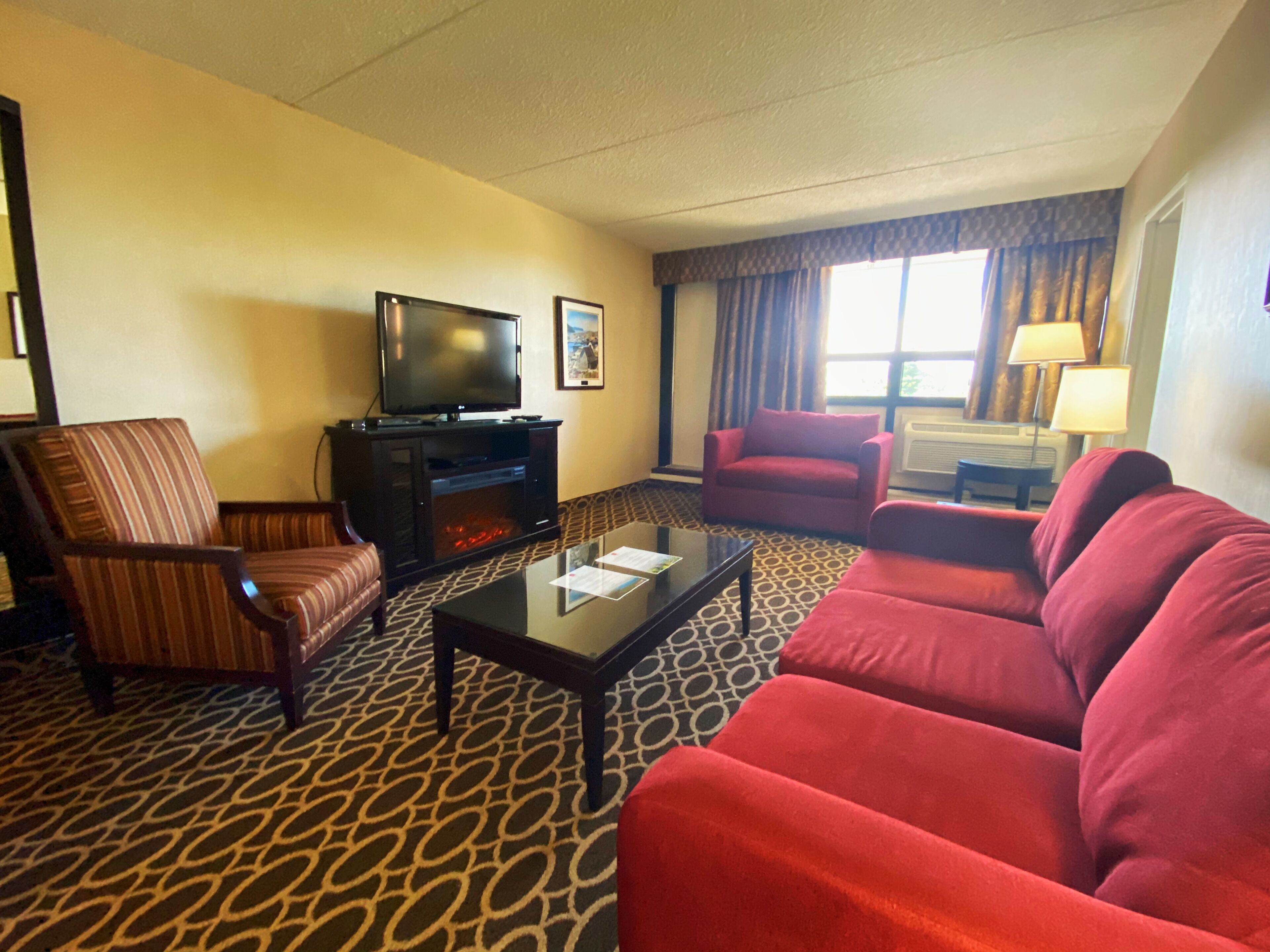 suite, 1 king bed with sofa bed | premium bedding, desk, blackout curtains, iron/ironing board