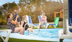 Piscine extérieure, chaises longues