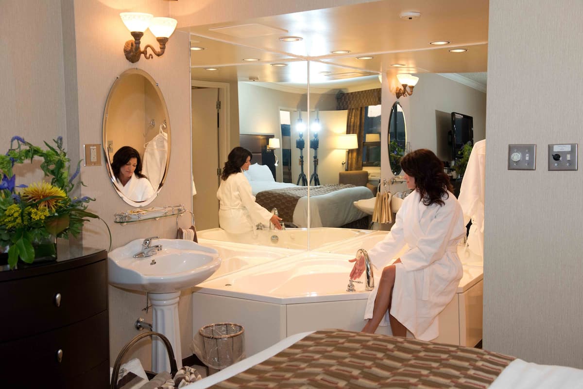 suite, 1 king bed with sofa bed | bathroom | combined shower/bathtub, free toiletries, hair dryer, towels