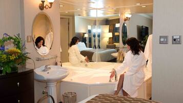 Suite, 1 King Bed with Sofa bed | Bathroom | Combined shower/bathtub, free toiletries, hair dryer, towels