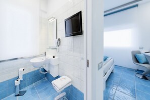 Douche, articles de toilette gratuits, sèche-cheveux, chaussons