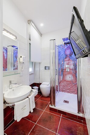 Shower, free toiletries, hair dryer, slippers - La Madegra Seasuite (Salerno)