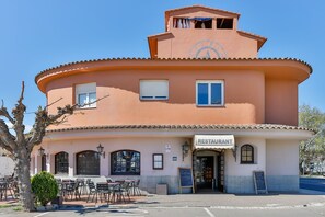 Front of property - Hostal Alberana (Verges)