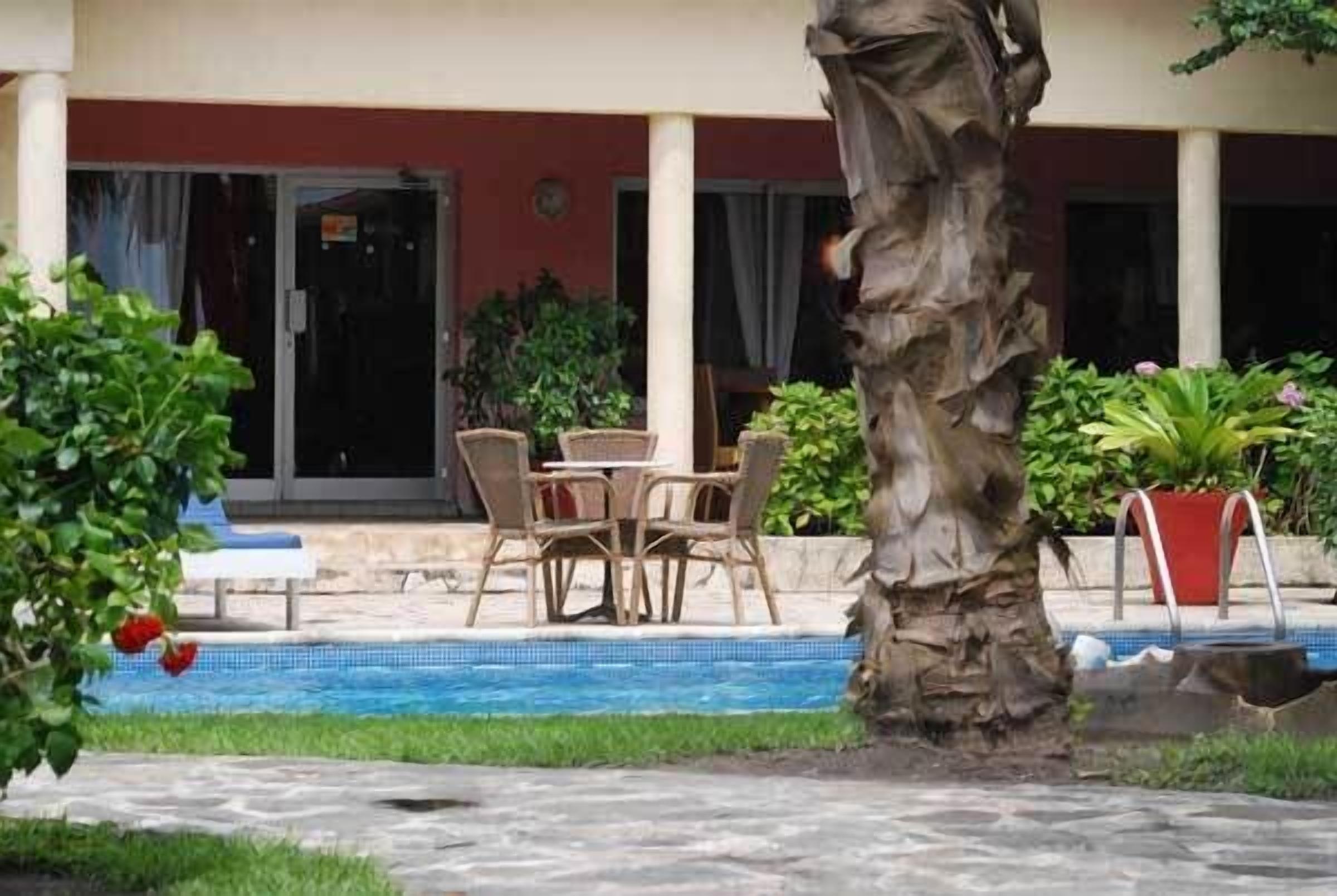 Piscina externa, espreguiçadeiras