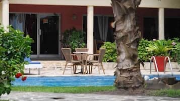 Piscina externa, espreguiçadeiras