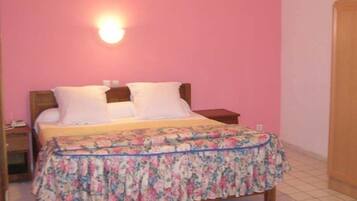 2 bedrooms, in-room safe, desk, blackout curtains