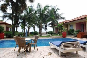 室外游泳池，日光浴躺椅