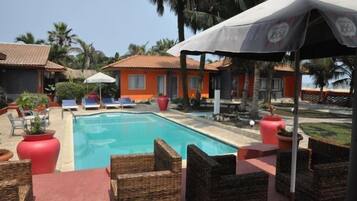 Ulkouima-allas, aurinkotuoleja