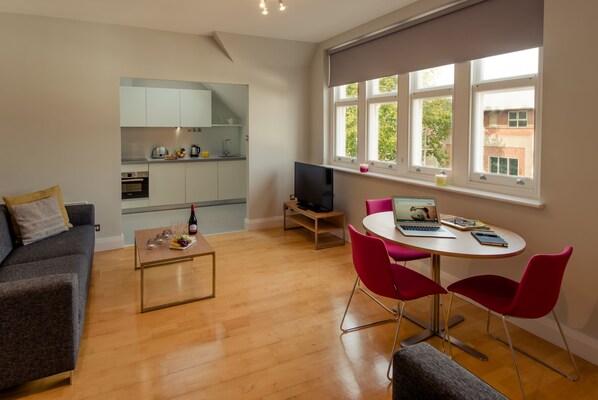 Standard Apartment, 2 Bedrooms | Living room - PREMIER SUITES Reading (Reading)