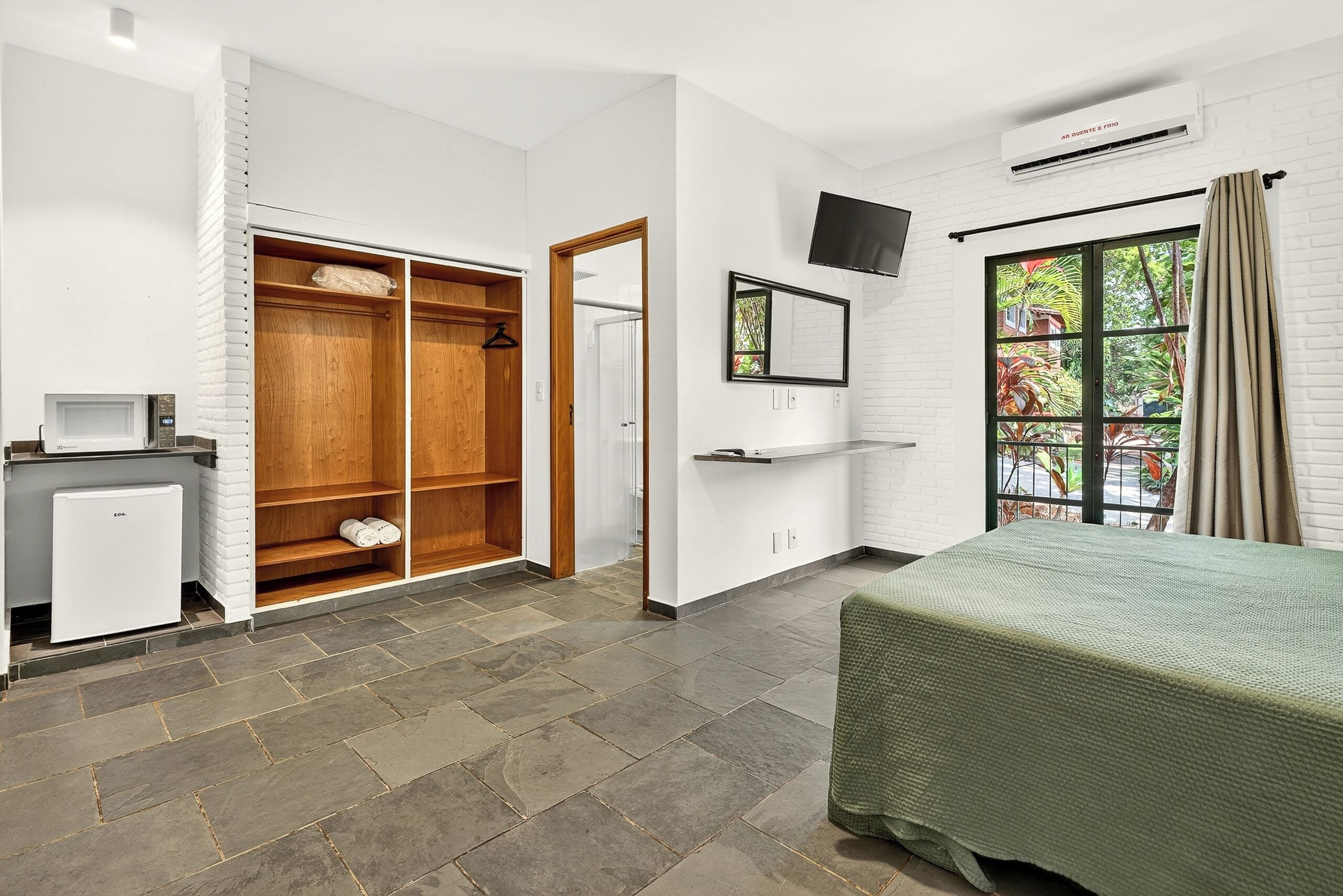 标准房 | 客房内保险箱、遮光窗帘、免费 WiFi、床单