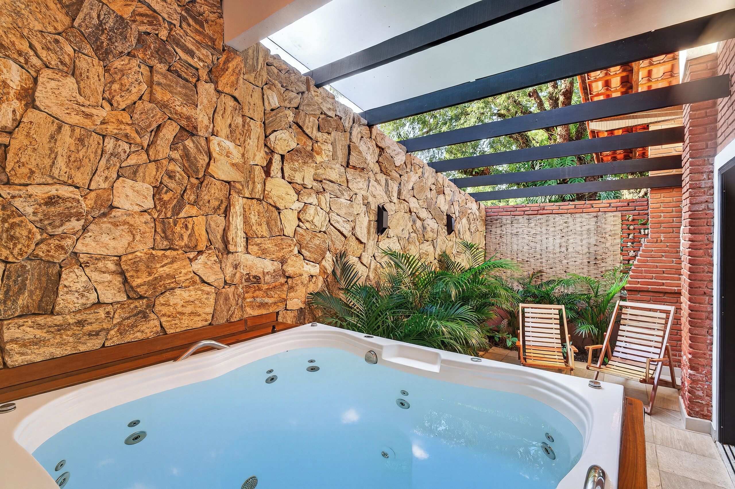 Chale Premium | Cofres nos quartos, cortinas blackout, Wi-Fi de cortesia, roupa de cama