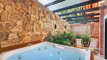 Chale Premium | Cofres nos quartos, cortinas blackout, Wi-Fi de cortesia, roupa de cama