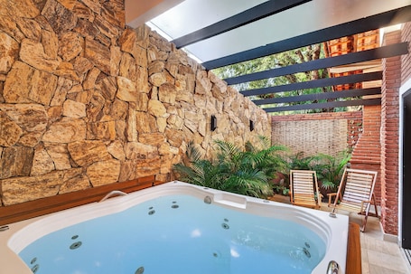 Chale Premium | In-room safe, blackout drapes, free WiFi, bed sheets. Grínberg's Village Hotel