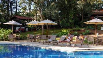 Piscina interna, piscina externa, guarda-sóis, espreguiçadeiras