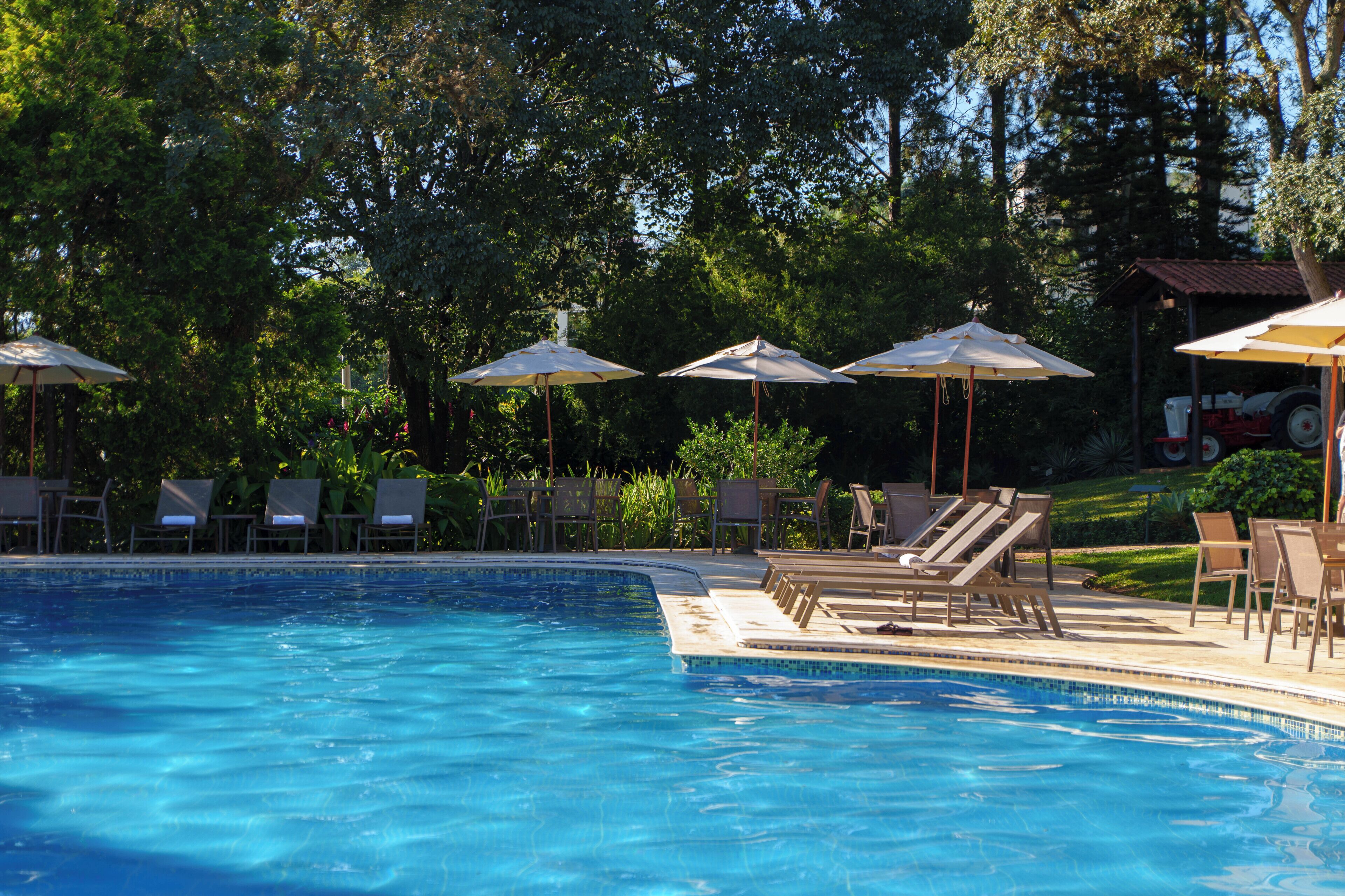 Piscina interna, piscina externa, guarda-sóis, espreguiçadeiras