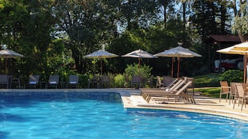 Piscina interna, piscina externa, guarda-sóis, espreguiçadeiras