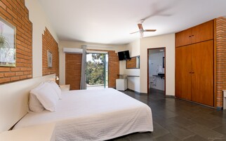 标准房 | 客房内保险箱、遮光窗帘、免费 WiFi、床单