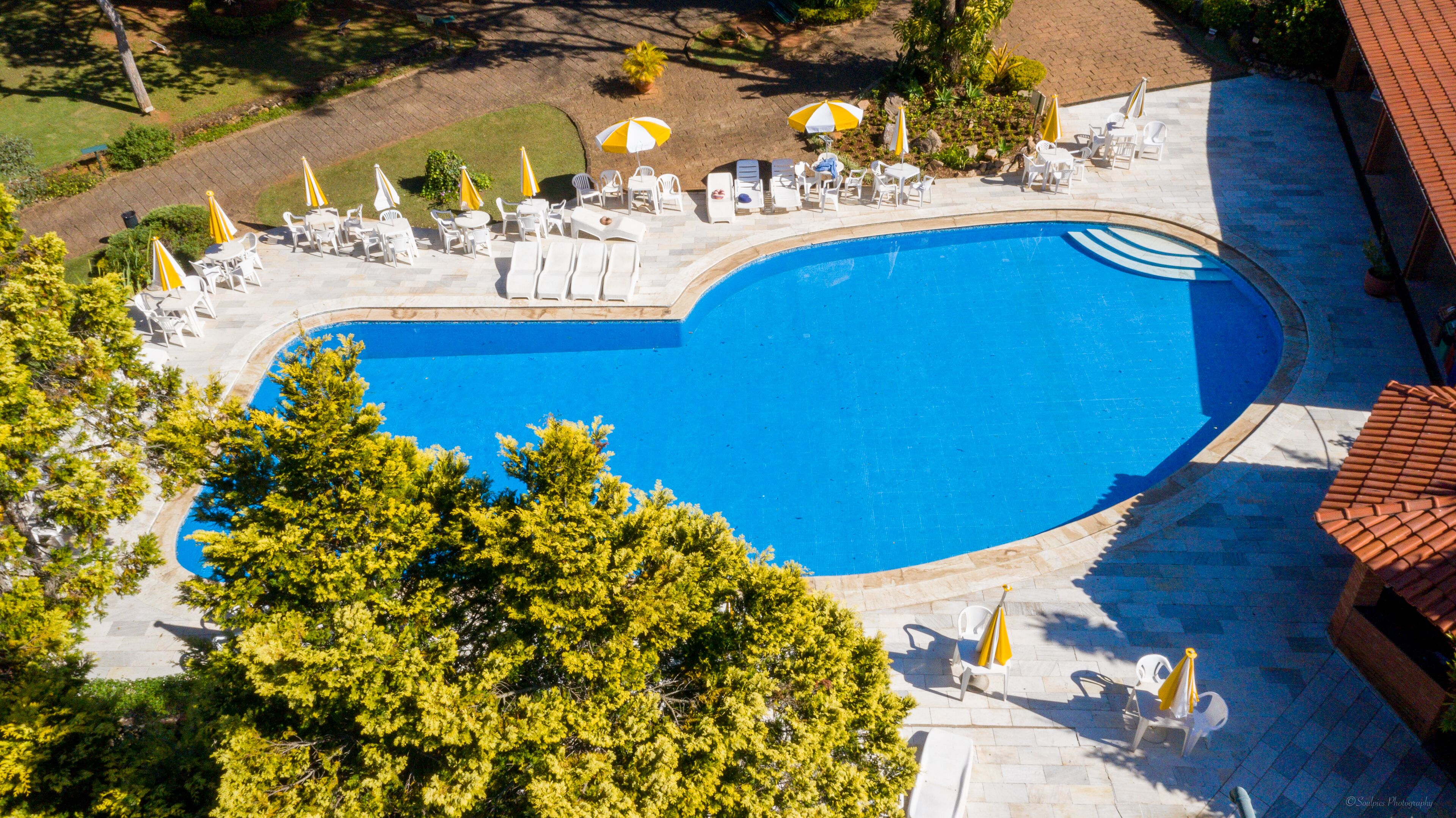 Piscine couverte, piscine extérieure, parasols de plage, chaises longues
