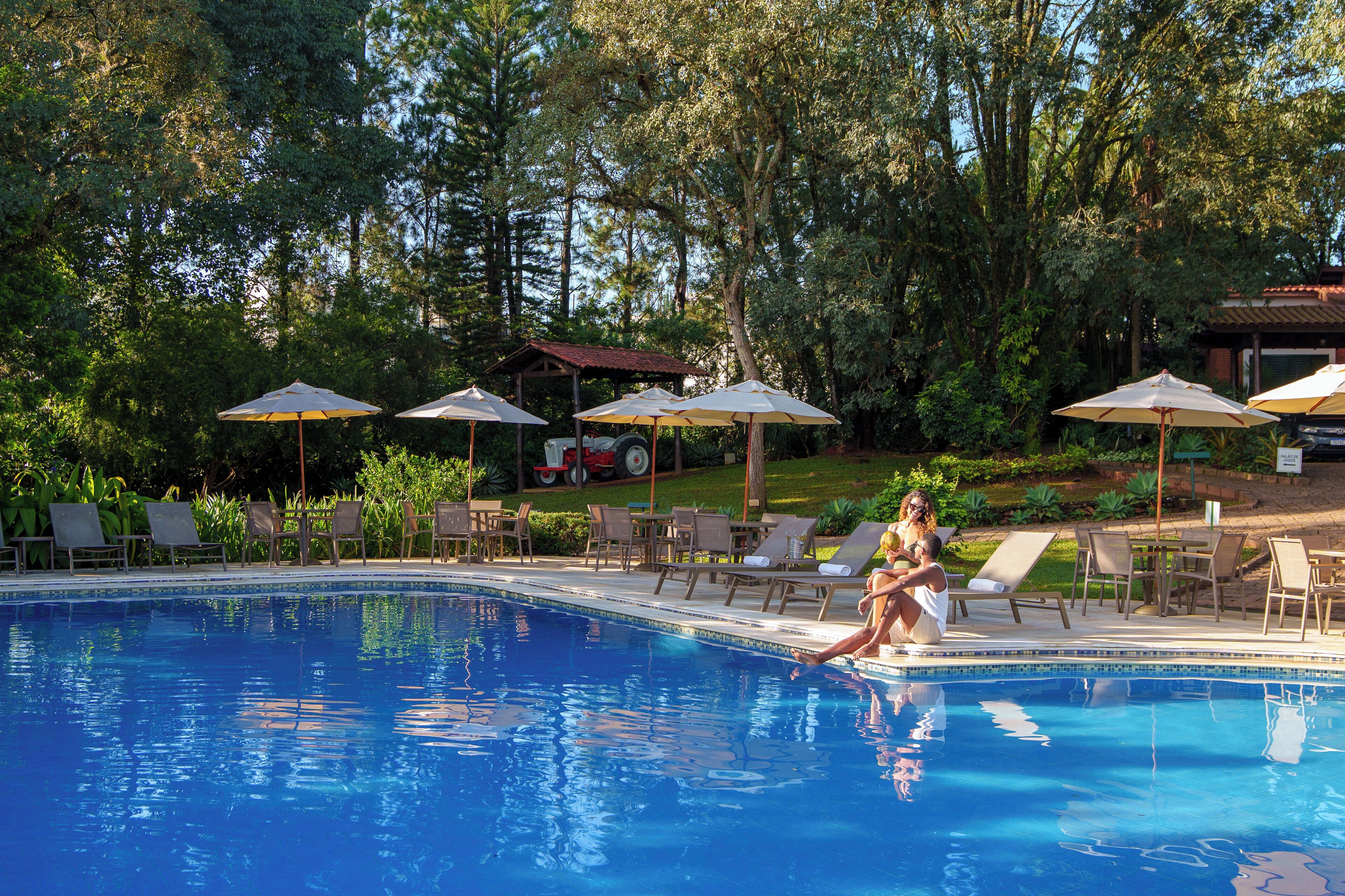 室内游泳池，室外游泳池，池畔遮阳伞，日光浴躺椅