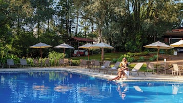 室内游泳池,室外游泳池,池畔遮阳伞,日光浴躺椅