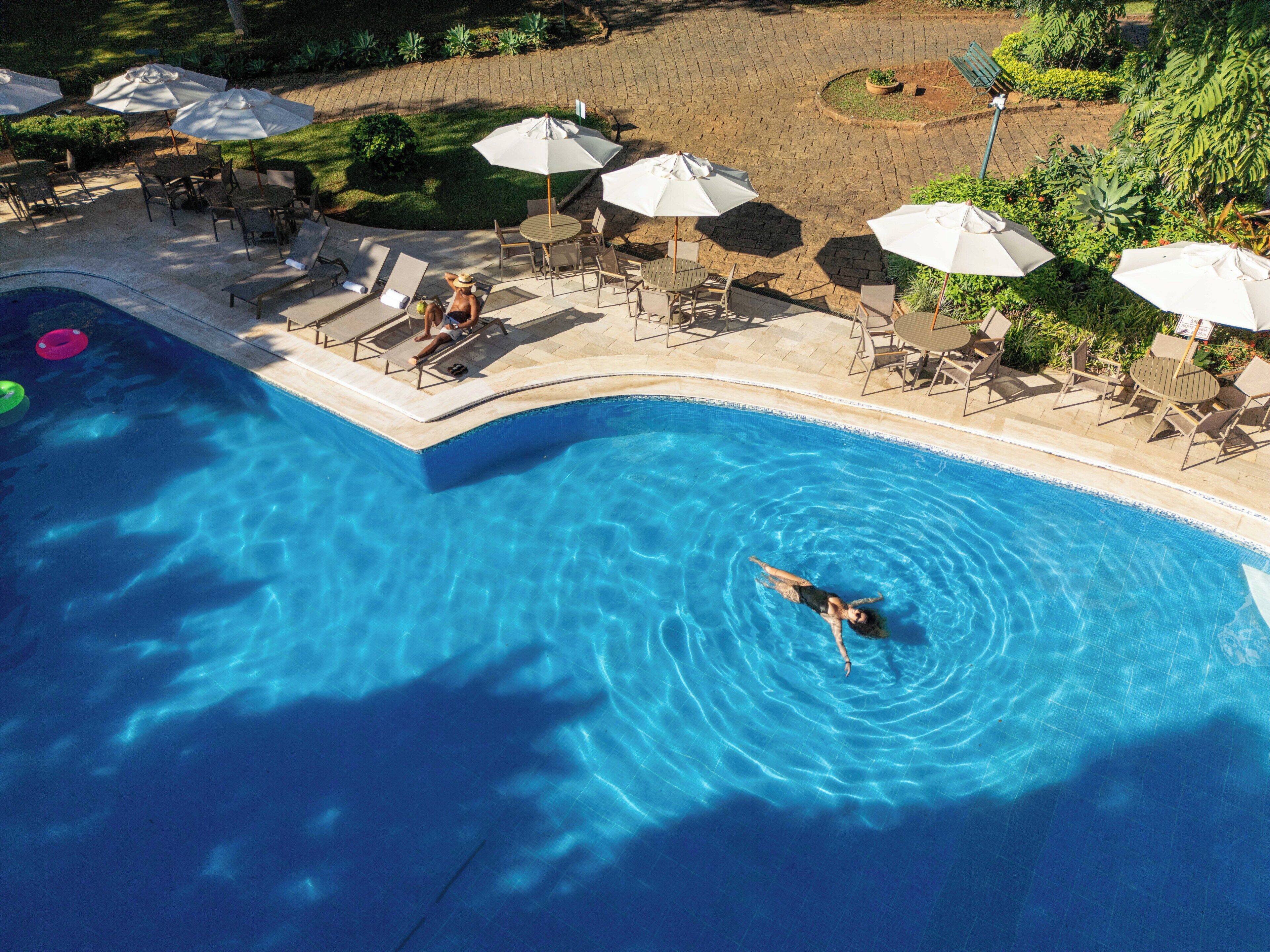 室內泳池、室外泳池；泳池傘、躺椅