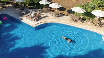 Piscina interna, piscina externa, guarda-sóis, espreguiçadeiras