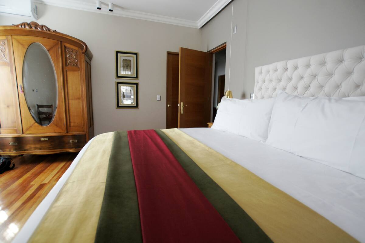 1 slaapkamer, een kluis op de kamer, geluiddichte muren