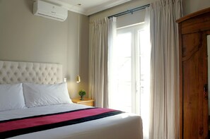 Standard Double Room | 1 bedroom, in-room safe, soundproofing, iron/ironing board - Quiral Hotel Boutique (Santiago)