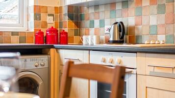 Business Apartment, Private Bathroom, City View (3 Bedrooms) | Private kitchen | Fridge, microwave, oven, stovetop