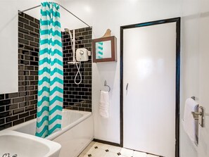 Apartament empresarial, bany privat, vistes a la ciutat (3 Bedrooms) | 3 dormitoris, planxa i posts de planxar i un bressol de viatge 