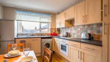 Business Apartment, Private Bathroom, City View (3 Bedrooms) | Private kitchen | Fridge, microwave, oven, stovetop