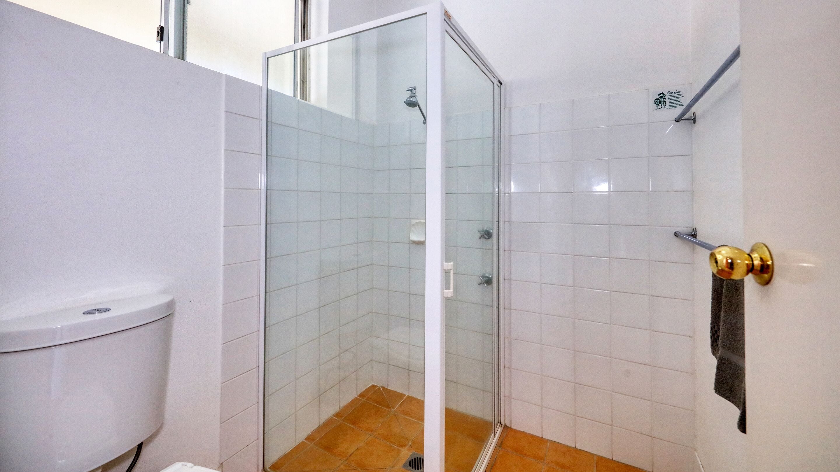 Dobbeltværelse - 1 queensize-seng | Badeværelse | Bruser, gratis toiletartikler, hårtørrer, håndklæder