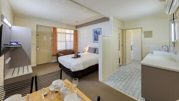 Escritorio, cortinas blackout y sistema de insonorización 