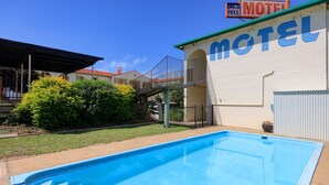 Piscine extérieure, accès possible de 9 h à 20 h, chaises longues