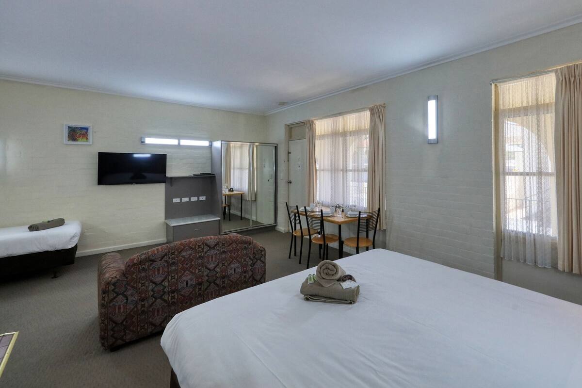 Zimmer | Schreibtisch, Verdunkelungsvorhänge, schallisolierte Zimmer