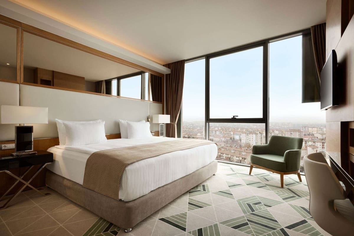 Hypo-allergenic bedding, minibar, in-room safe, desk