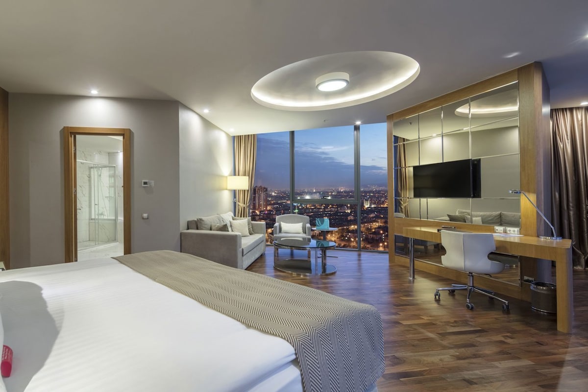 Hypo-allergenic bedding, minibar, in-room safe, desk