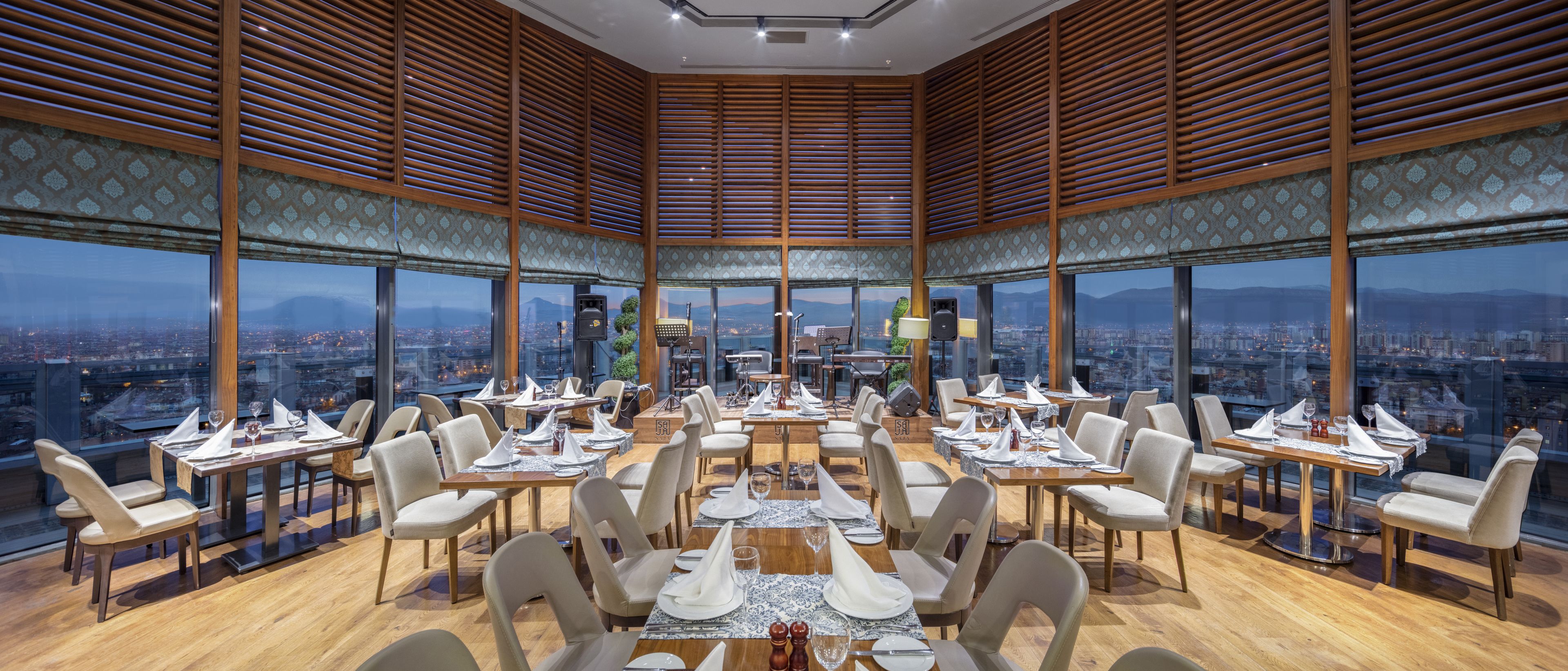 2 restaurants; ze serveren er ontbijt, lunch en diner 