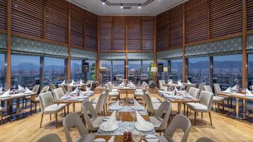 2 restaurants; ze serveren er ontbijt, lunch en diner